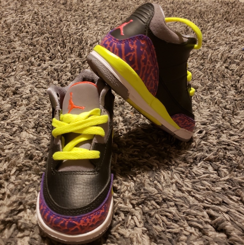 Jordan's retro Size 8c 💛
